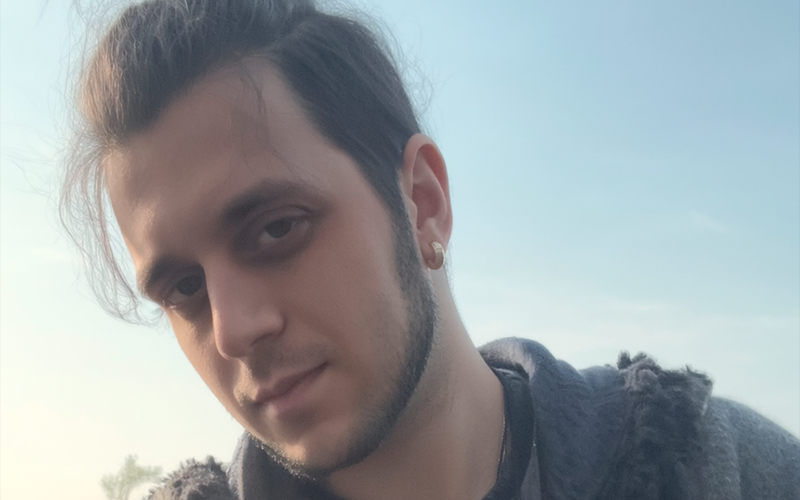 Luca V pubblica “Sei Sei Sei”, un brano che esplora l’ossessione e l’assenza di un amore finito